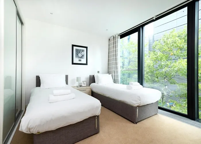 Altido Elegant Flat Near The Meadows With Parking דירה