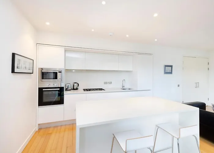 דירה Altido Elegant Flat Near The Meadows With Parking *