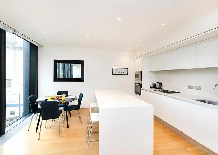 Altido Elegant Flat Near The Meadows With Parking דירה *