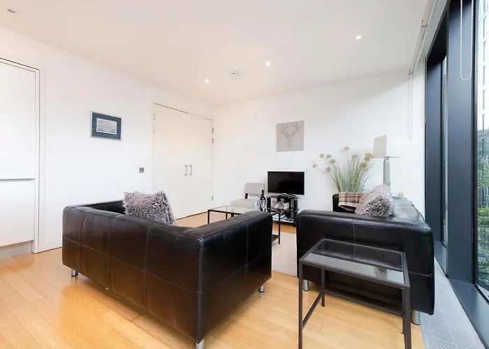 Altido Elegant Flat Near The Meadows With Parking דירה *