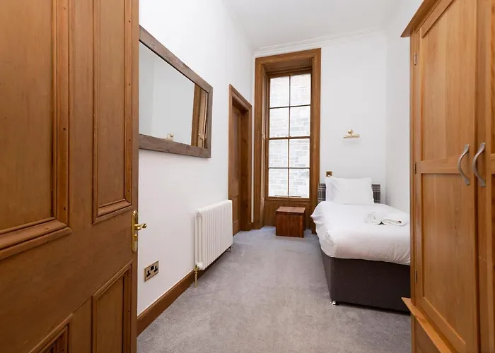 Апартаменты Joivy Spacious Near The Meadows *