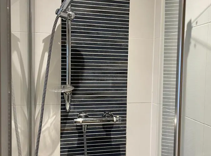 Apartment - With Balcony And Secure Garage Parking Edinburgh