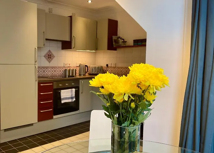 Apartment - With Balcony And Secure Garage Parking Edinburgh