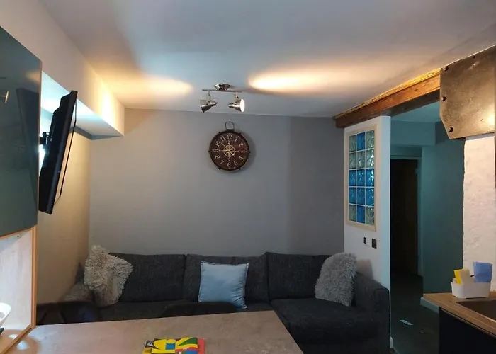 Lovely 2 Bedroom B-listed Converted Whisky Bond Edinburgh