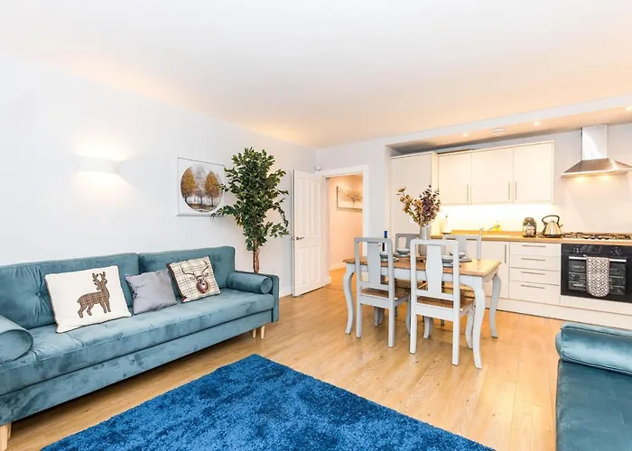 Luxury Modern 3 Bedroom In Centre *