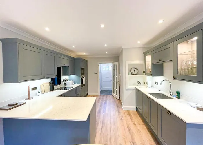 Sophisticated 3br With Garden, Quiet New Town Lane Apartment