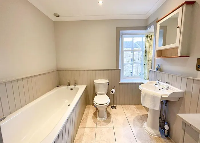Apartment Sophisticated 3br With Garden, Quiet New Town Lane *