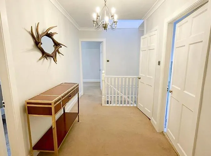Apartment Sophisticated 3br With Garden, Quiet New Town Lane