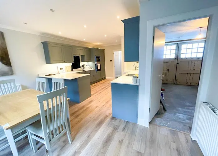 Sophisticated 3br With Garden, Quiet New Town Lane Apartment
