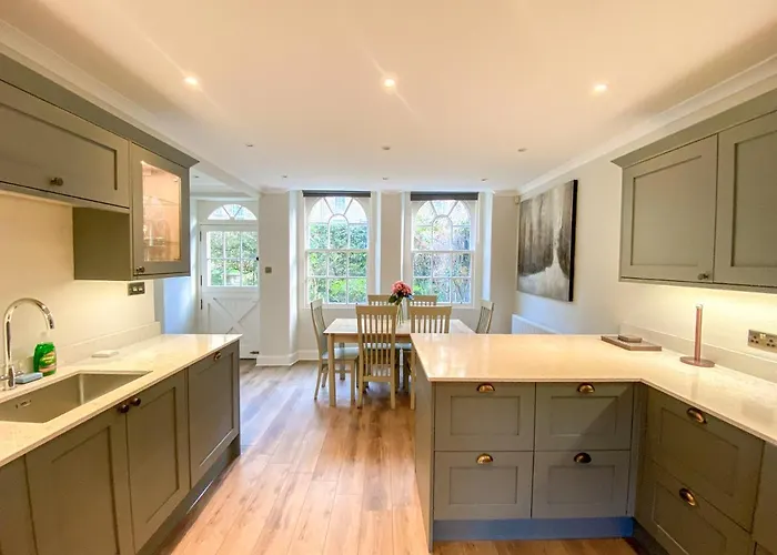 Sophisticated 3br With Garden, Quiet New Town Lane Apartment