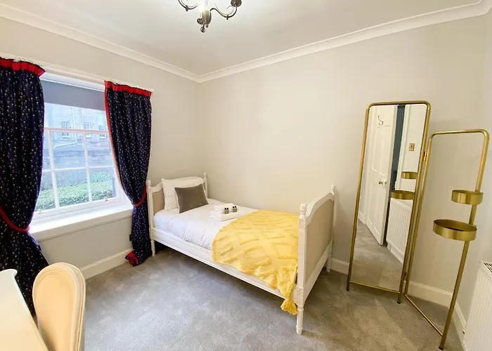 Apartment Sophisticated 3br With Garden, Quiet New Town Lane