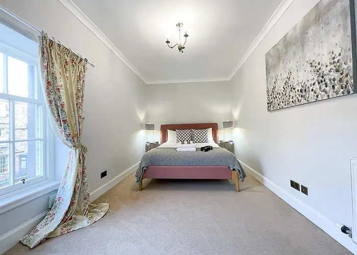 Sophisticated 3br With Garden, Quiet New Town Lane Apartment