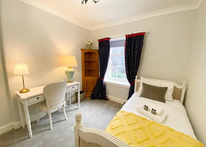 Apartment Sophisticated 3br With Garden, Quiet New Town Lane *