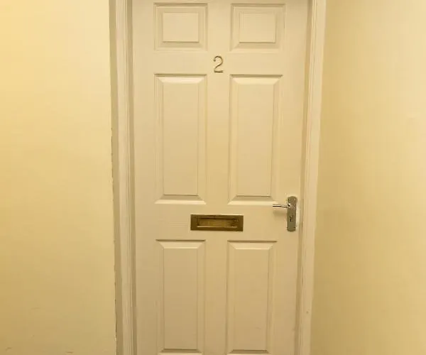 Two Bedroom Within Walking Distance To Centre