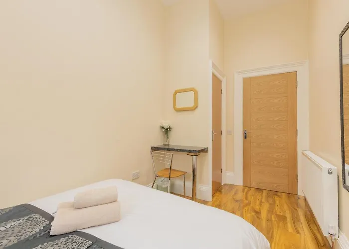 New 3-bedroom Close To Centre شقة *