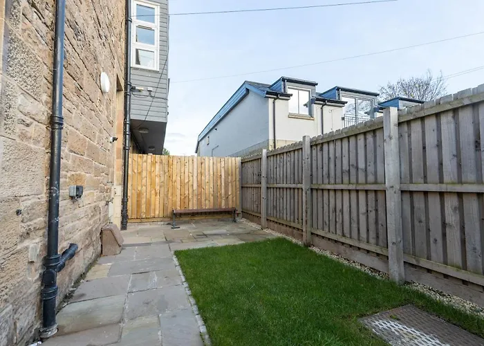 New 3-bedroom Close To Centre شقة