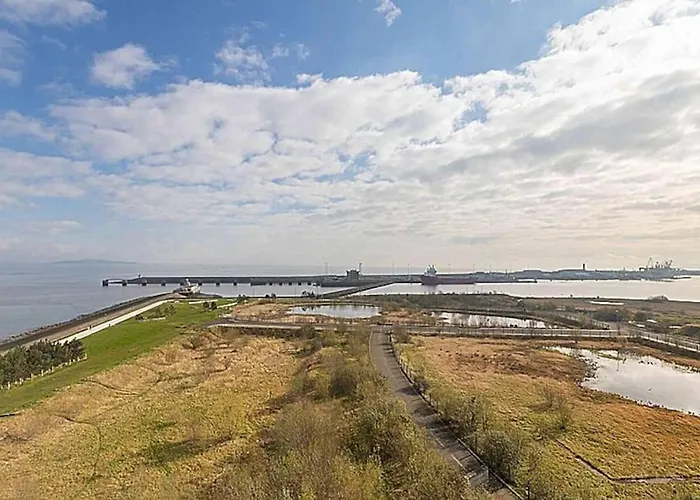 Modern 2 Bed With Stunning Seaside View Apartment