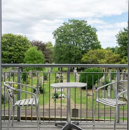 Pilrig Flat: A Lovely 5-bed With A Lift *