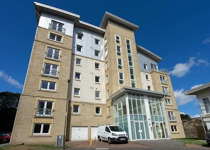 Pilrig Flat: A Lovely 5-bed With A Lift *