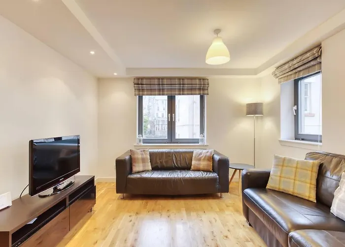 Apartment *amazing Location!*in Heart Of The City. 2br & Cot