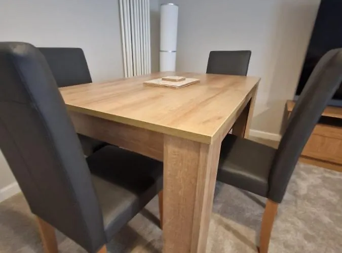 Cosy Roseburn Apartment, - 2 Bedrooms, Free Parking Apartment *