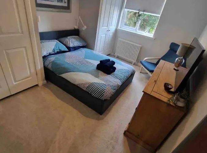 Cosy Roseburn Apartment, - 2 Bedrooms, Free Parking * Edinburgh