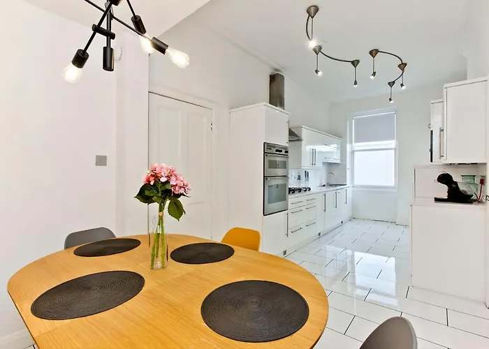 Exquisite & Lively With Fireplace & Panoramic Views * אדינבורו