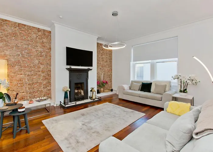 Exquisite & Lively With Fireplace & Panoramic Views * אדינבורו