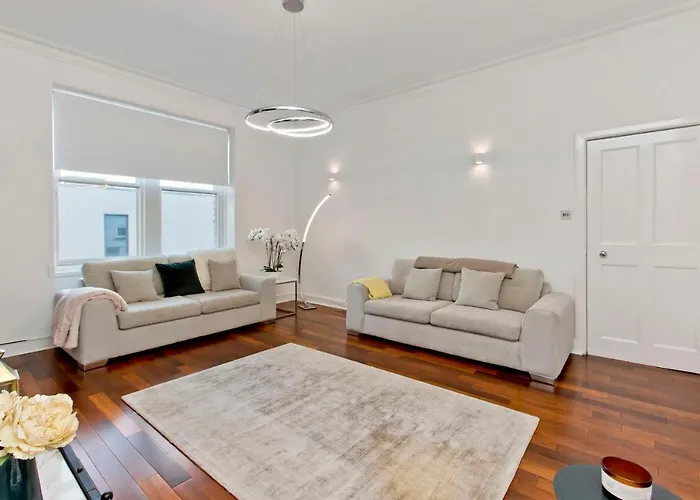 Exquisite & Lively With Fireplace & Panoramic Views דירה אדינבורו