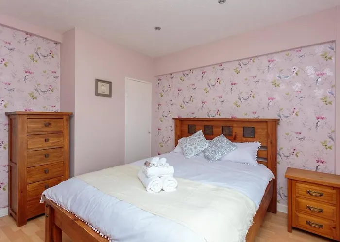Gorgeous 3-bed Flat, 15 Minutes To Centre