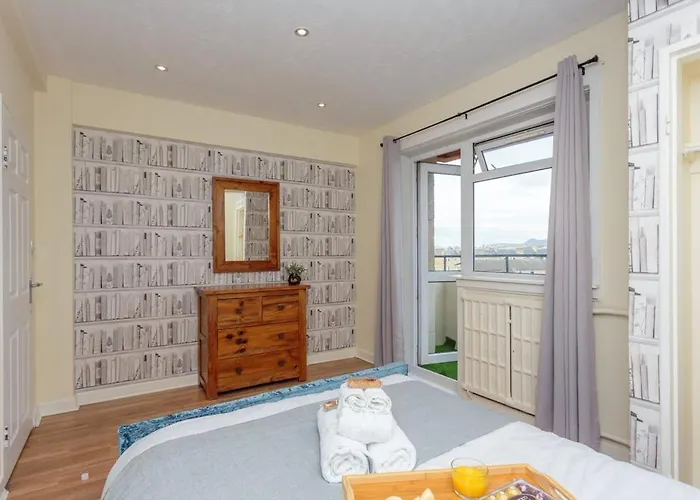Gorgeous 3-bed Flat, 15 Minutes To Centre