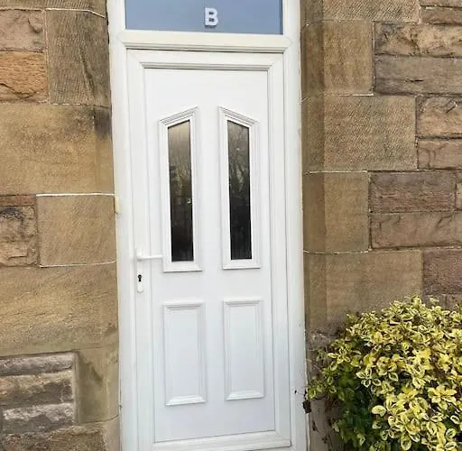 Cosy & Bright Semi-detached House Apartment