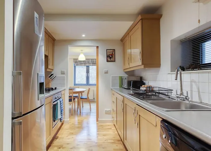 *amazing Location!*in Heart Of The City. 2br & Cot *