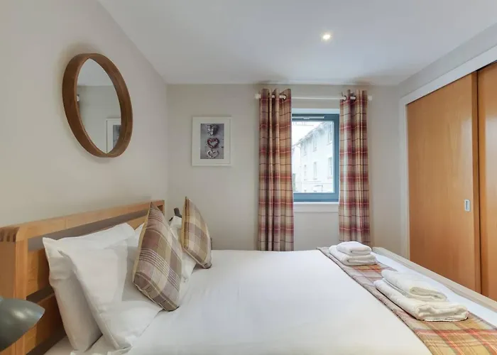 *amazing Location!*in Heart Of The City. 2br & Cot *