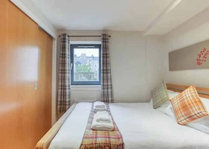 *amazing Location!*in Heart Of The City. 2br & Cot *