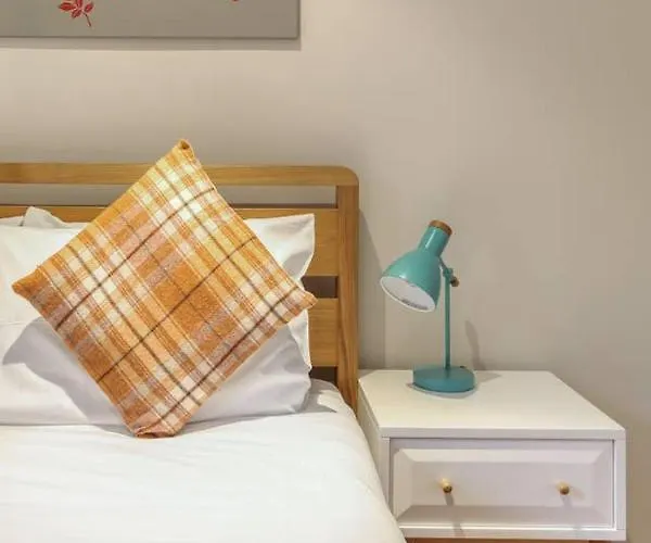 *amazing Location!*in Heart Of The City. 2br & Cot * Edinburgh