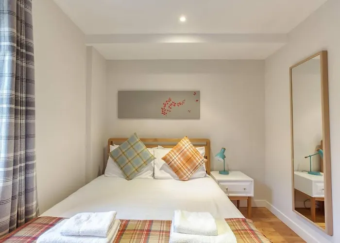 *amazing Location!*in Heart Of The City. 2br & Cot Edinburgh