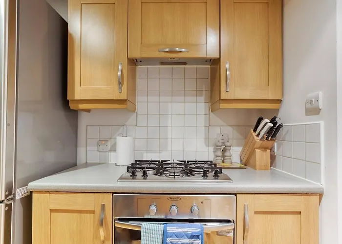 *amazing Location!*in Heart Of The City. 2br & Cot