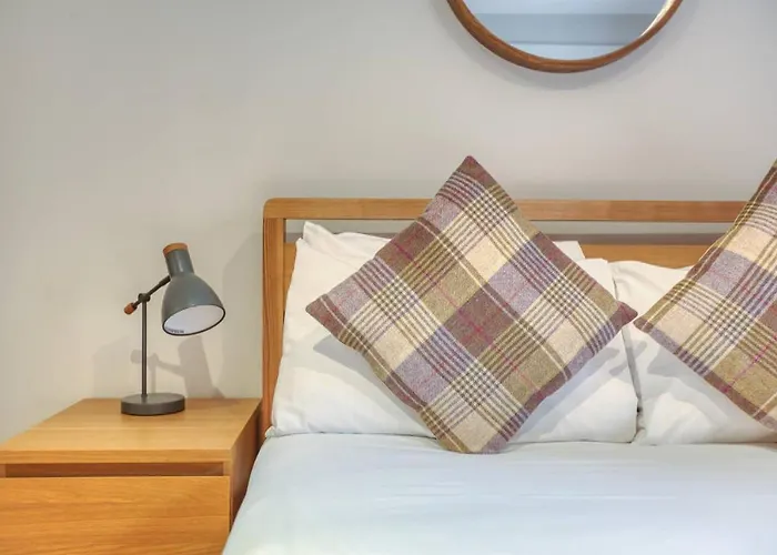 *amazing Location!*in Heart Of The City. 2br & Cot