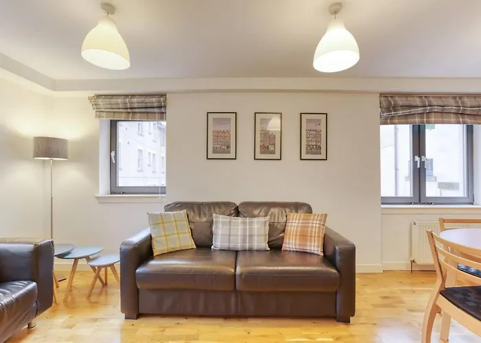 *amazing Location!*in Heart Of The City. 2br & Cot Apartment *