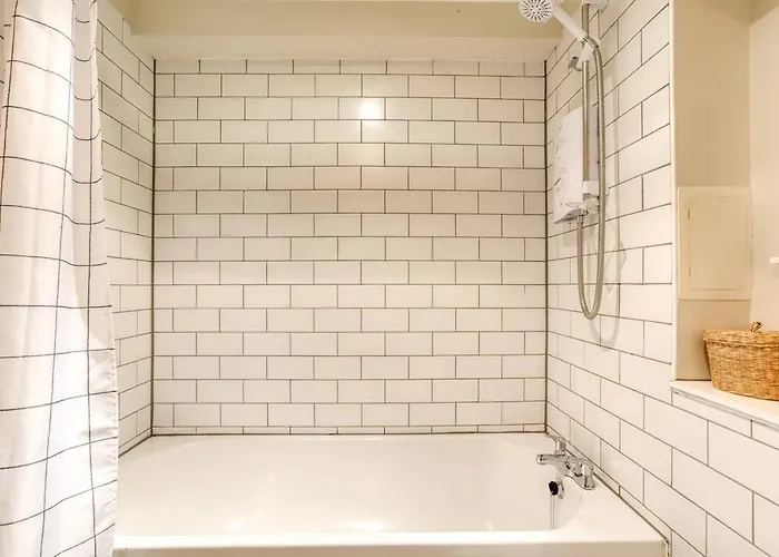 *amazing Location!*in Heart Of The City. 2br & Cot