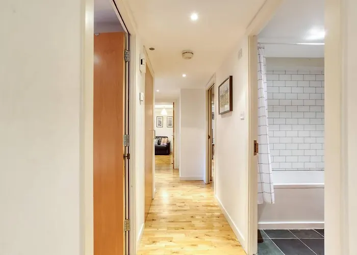 *amazing Location!*in Heart Of The City. 2br & Cot *