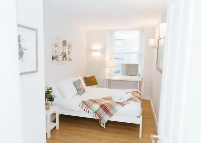 Luxury Modern 3 Bedroom In Centre *