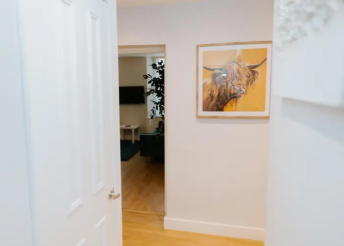 Luxury Modern 3 Bedroom In Centre *