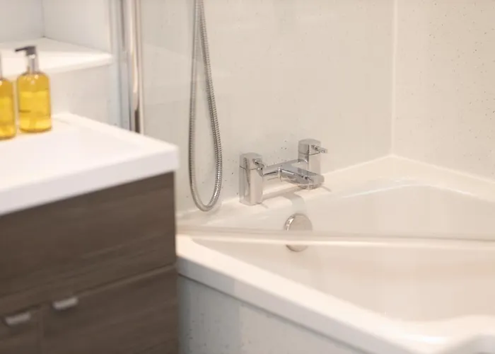 Luxury Modern 3 Bedroom In Centre *