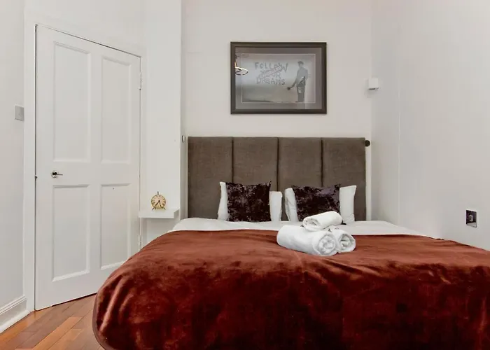 דירה Exquisite & Lively With Fireplace & Panoramic Views אדינבורו