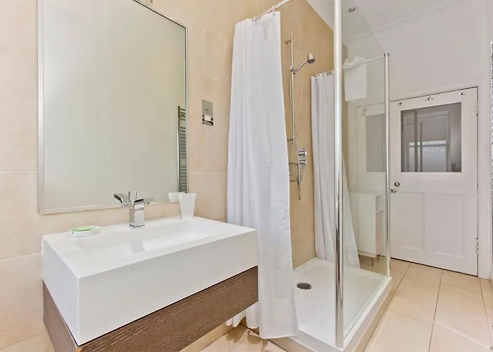 Exquisite & Lively With Fireplace & Panoramic Views אדינבורו