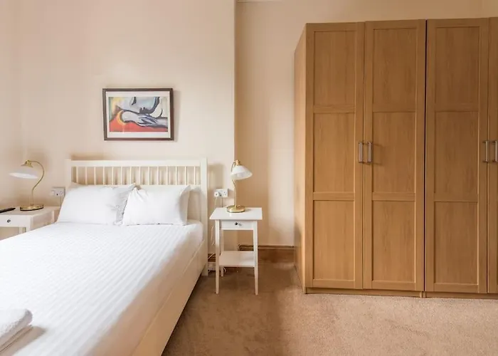 Beautiful 2 Bed 2 Bath Flat Overlooking Meadows Park Appartamento