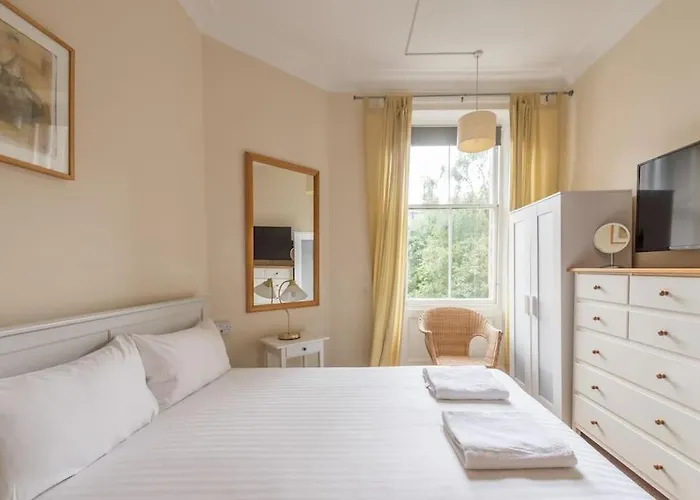 Appartamento Beautiful 2 Bed 2 Bath Flat Overlooking Meadows Park Edimburgo