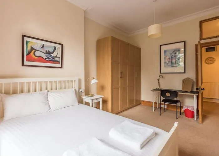 Beautiful 2 Bed 2 Bath Flat Overlooking Meadows Park Appartamento *